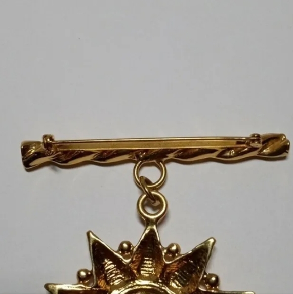 Vintage St John Beautiful Gold Toned Signature Star Medal Brooch / Pin - Picture 4 of 6